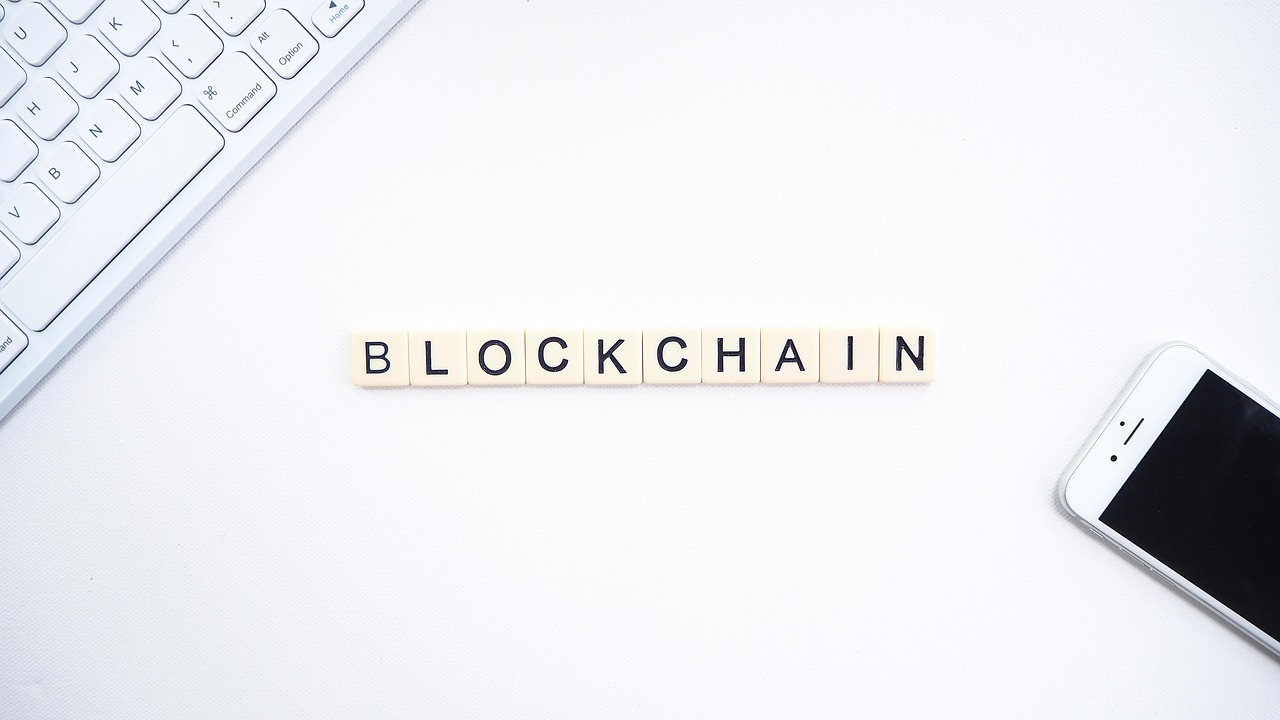 découvrez tout sur la blockchain : technologie décentralisée, sécurité renforcée, et applications innovantes dans la finance, la supply chain, et bien plus encore.